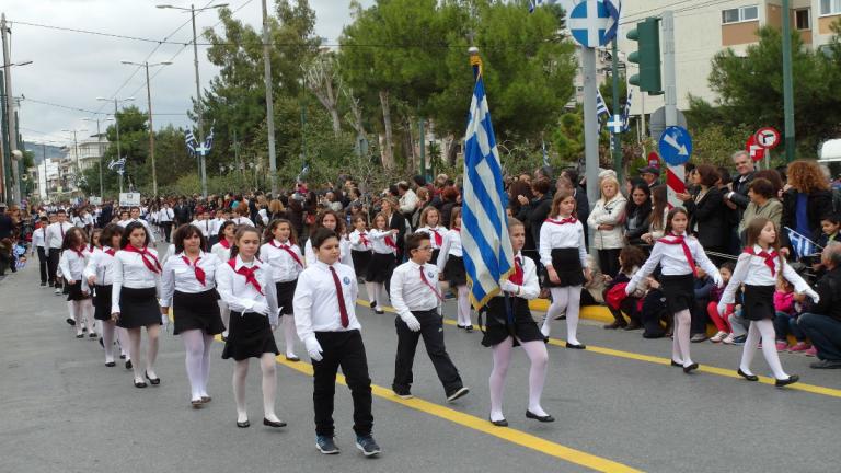 Ο πιο... τυχερός θα γίνεται σημαιοφόρος στις σχολικές παρελάσεις