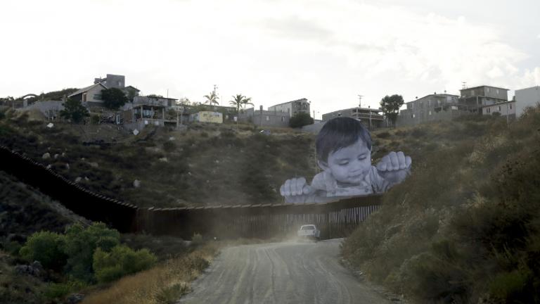 Ένα παιδί μετράει τα σύνορα ΗΠΑ και Μεξικού από τον τείχο (ΦΩΤΟ)