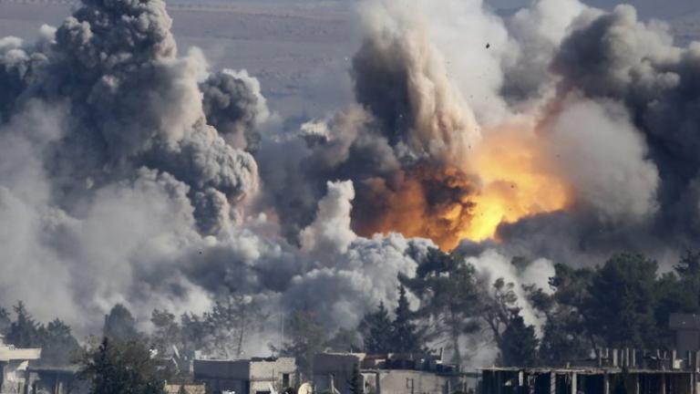 Δεκάδες άμαχοι νεκροί στην ανατολική Συρία από βομβαρδισμούς