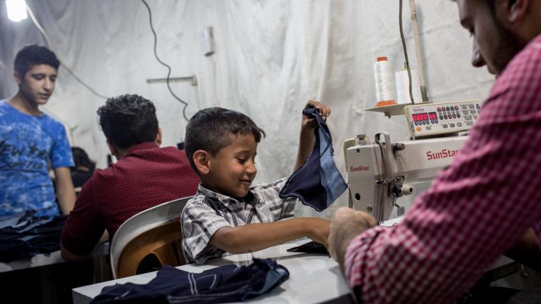 BBC: Προσφυγόπουλα από τη Συρία εκμεταλλεύονται οι Τούρκοι για να ράβουν τα  ρούχα ευρωπαϊκών οίκων (ΦΩΤΟ)
