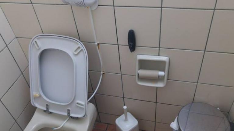 Κρυφή κάμερα-κρεμάστρα στις γυναικείες τουαλέτες ταβέρνας στο Ναύπλιο (ΦΩΤΟ)