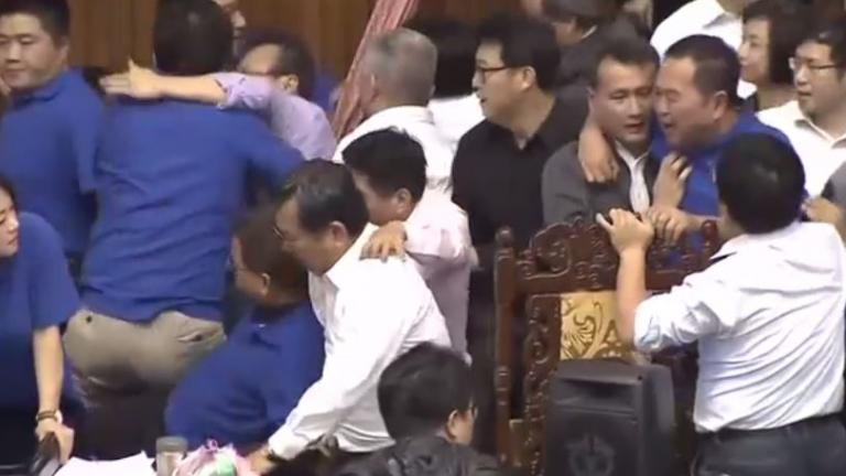 Μάχες σώμα με σώμα στο κοινοβούλιο της Ταϊβάν