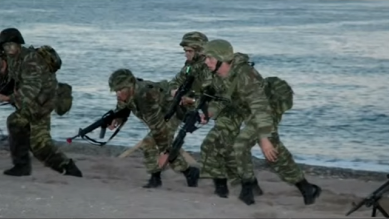Το βίντεο είναι από την εκπαιδευτική δραστηριότητα της 32ης Ταξιαρχίας Πεζοναυτών, ίσως ένα από τα καλύτερα και αποτελεσματικότερα όπλα των ΕΔ.