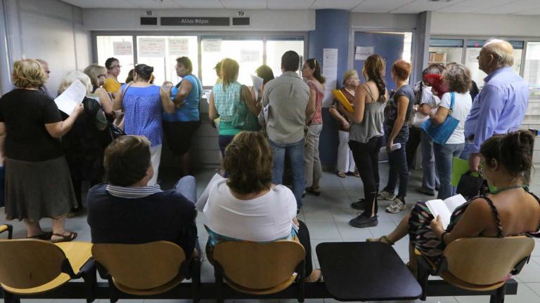 «Κόφτης» σε φοροαπαλλαγές και επιδόματα