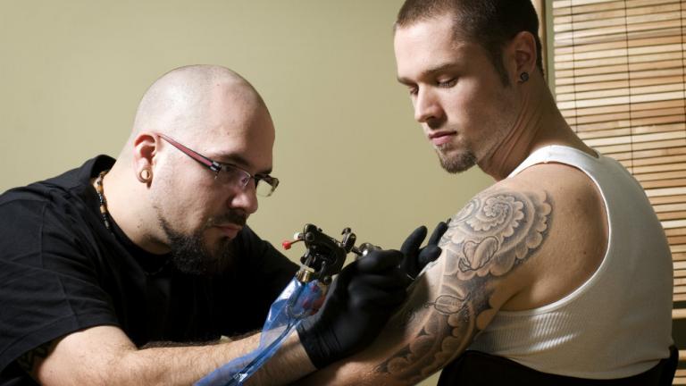 Οι τοξικοί κίνδυνοι που κρύβονται στα τατουάζ