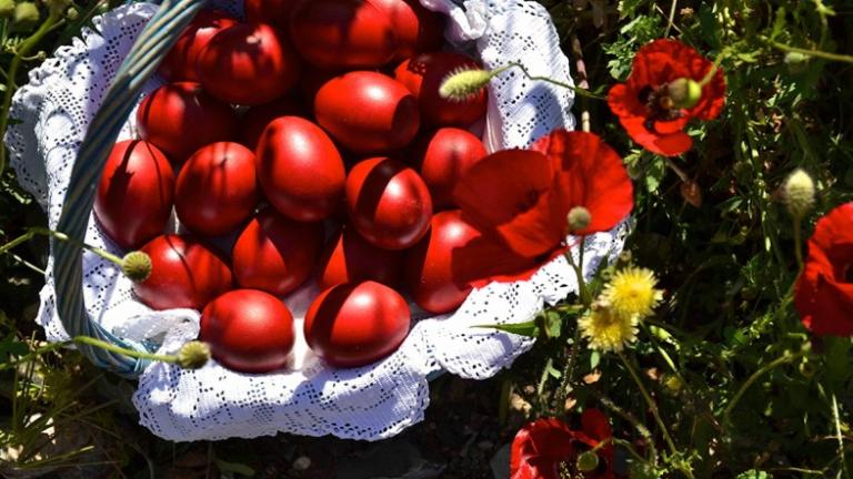 Έθιμα και Παραδόσεις: Την Κυριακή του Θωμά τσουγκρίζουμε κόκκινα αυγά