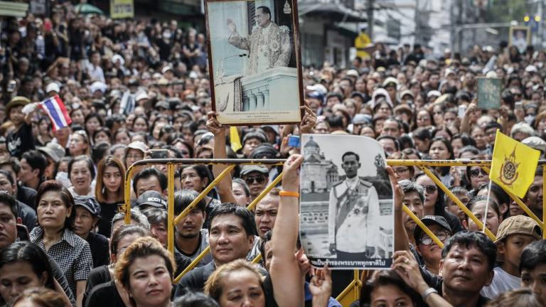 Εκατομμύρια Ταϊλανδοί ντύθηκαν στα μαύρα για να θρηνήσουν τον θάνατο του βασιλιά τους