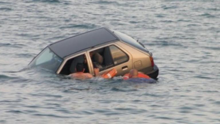 68χρονος έπεσε στην θάλασσα με το αυτοκίνητο του στη Νέα Πέραμο Αττικής εξαιτίας της βροχής!