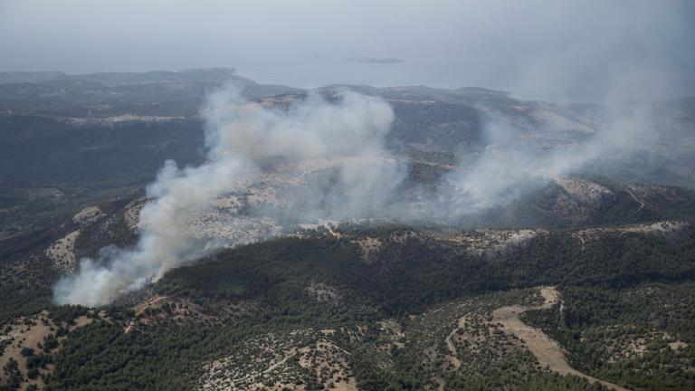 Θάσος: Για τρίτη ημέρα συνεχίζεται η μάχη με τη φωτιά