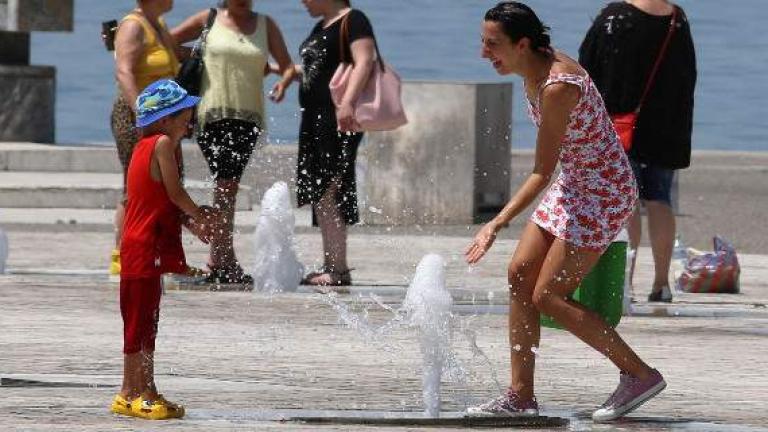 Καύσωνας στη Θεσσαλονίκη και...δροσιά στα σιντριβάνια (ΦΩΤΟ)