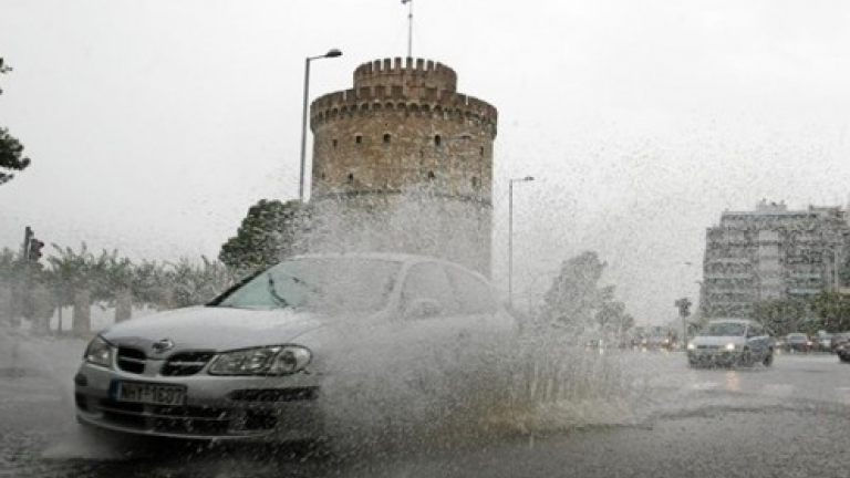 Η καταρρακτώδης βροχή “διέλυσε” όλη τη Θεσσαλονίκη