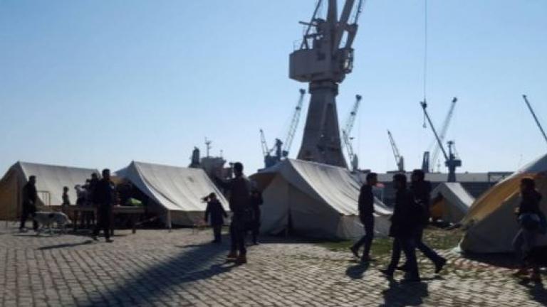 Θεσσαλονίκη: Την πύλη του σταθμού εμπορευματοκιβωτίων του λιμανιού απέκλεισαν πρόσφυγες 