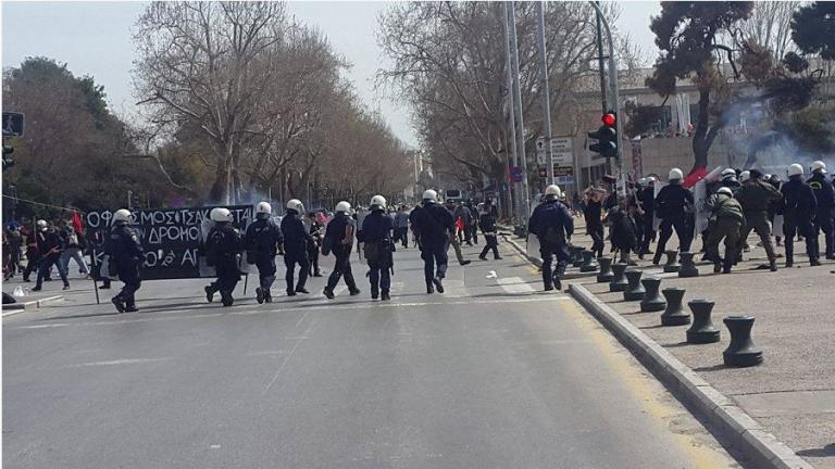 Συμπλοκές μεταξύ αντιεξουσιαστών και αστυνομίας μπροστά από το Λευκό Πύργο (ΦΩΤΟ&VIDEO)