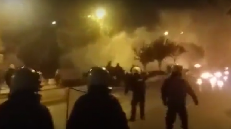 Σχεδόν απ' άκρη σε άκρη της Ελλάδας, γίνονται γενικευμένα επεισόδια.Κουκουλοφόροι συγκρούονται με τις δυνάμεις των ΜΑΤ, ενώ καίνε τα πάντα στο πέρασμά τους