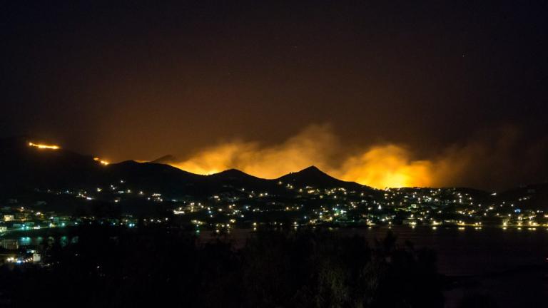 Στις αυλές των σπιτιών η πυρκαγιά στην Σύρο-Κάηκε μία αποθήκη (ΦΩΤΟ)