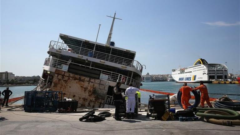 Το πλοίο είχε παρουσιάσει από αδιευκρίνιστη αιτία δεξιά κλίση 40 μοιρών και παρέμενε ημιβυθισμένο