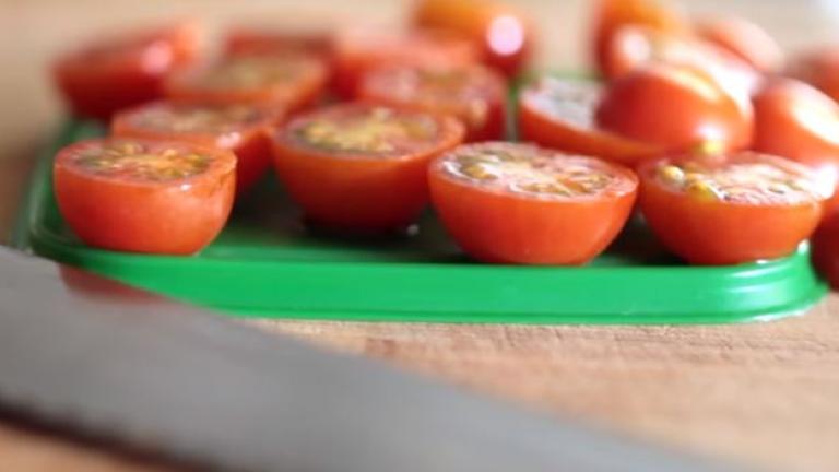 Εκπληκτικό! Πώς να κόβουμε όλα τα ντοματίνια με μία κίνηση (ΒΙΝΤΕΟ)
