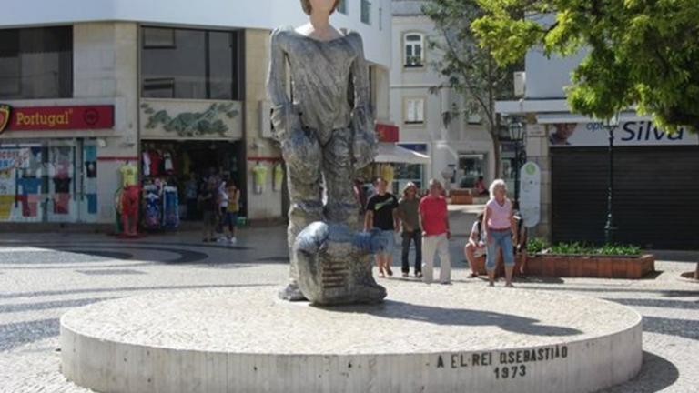 Πήγε να τραβήξει selfie και σύνθλιψε το άγαλμα του βασιλιά Σεμπαστιάο ηλικίας 126 ετών