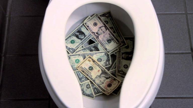 Βούλωσαν τουαλέτες πετώντας μέσα 100.000 ευρώ!