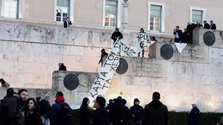 Ένταση στο Μνημείο του Άγνωστου Στρατιώτη με ζηλωτές που διαμαρτύρονται για τον καταδικασμένο μοναχό 