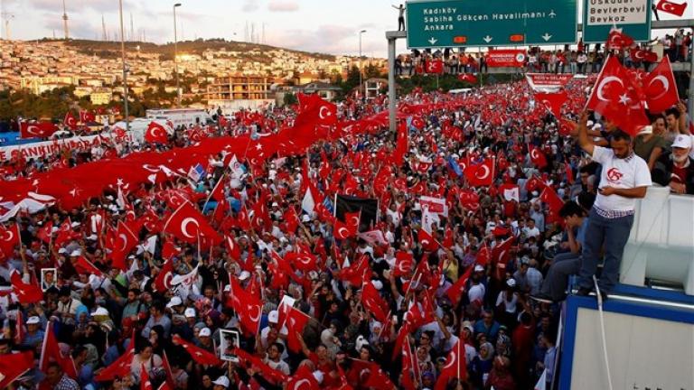 Χιλιάδες Τούρκοι πολίτες, κυρίως οπαδοί του Ερντογάν, κατέκλυσαν τους δρόμους της Κωνσταντινούπολης ,της Άγκυρας και άλλων πόλεων (ΦΩΤΟ)