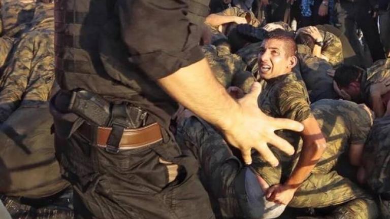 Απάνθρωπα βασανιστήρια από Τούρκους στρατιώτες σε αιχμάλωτο – Video