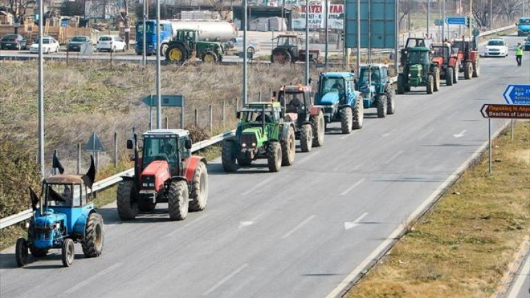 Οι αγρότες ζητούν να πλαισιώσουν και άλλοι συνάδελφοί τους το μπλόκο και δεν αποκλείουν ακόμη και την κάθοδο στα Τέμπη