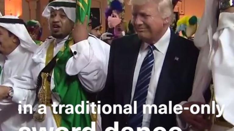 Ο Τραμπ χορεύει με τους Σαουδάραβες που του έδωσαν 110  δισ. για όπλα! 