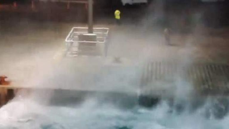 Δείτε συγκλονιστικό video με πλοίο να παλεύει με κύματα ''βουνό''