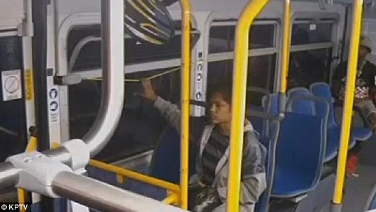 Βίντεο σοκ-Ξυστά πέρασε η σφαίρα από το κεφάλι επιβάτη λεωφορείου