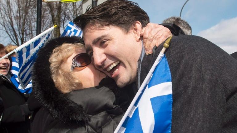 Αγκαλιά με την ελληνική σημαία ο Καναδός πρωθυπουργός