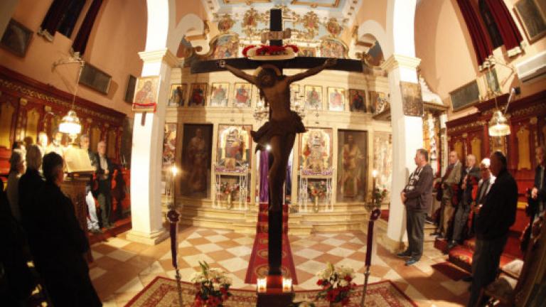 Για κάτι λιγότερα από 1 εκατ. ευρώ πωλείται η βίλα του Παντελή Παντελίδη στη Βούλα.  Σύμφωνα με όσα γράφει η εφημερίδα Espresso το ακίνητο διατίθεται προς πώληση για το ποσό των 980.000 ευρώ.  Η αγορά του Παντελή Παντελίδη έγινε για 844.410,59 ευρώ όπως αναφέρει η εφημερίδα και ο Παντελίδης είχε πληρώσει περίπου 494.000 ευρώ, ενώ θα πλήρωνε τα υπόλοιπα σε δύο δόσεις.  Μετά τον τραγικό θάνατο του τραγουδιστή η οικογένεια έκανε αποδοχή κληρονομιάς και πλήρωσε τις υπόλοιπες δύο δόσεις. Έτσι το ακίνητο πέρασε σ