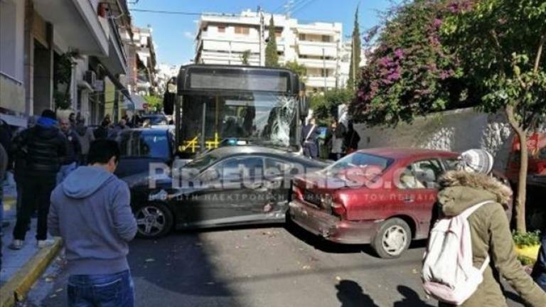 Σοβαρό τροχαίο στον Πειραιά – Λεωφορείο χωρίς οδηγό παρέσυρε τα πάντα στο πέρασμά του 