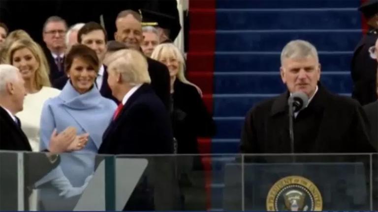 Tο παγωμένο χαμόγελο της Μελάνια Τραμπ – Κάτι συμβαίνει με το προεδρικό ζεύγος;