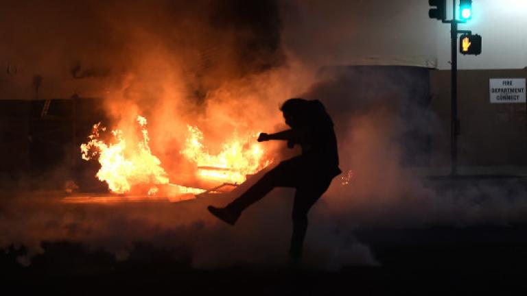 Φωτιές και επεισόδια στις διαδηλώσεις κατά της εκλογής Τραμπ: «Δεν είσαι ο Πρόεδρος μας»