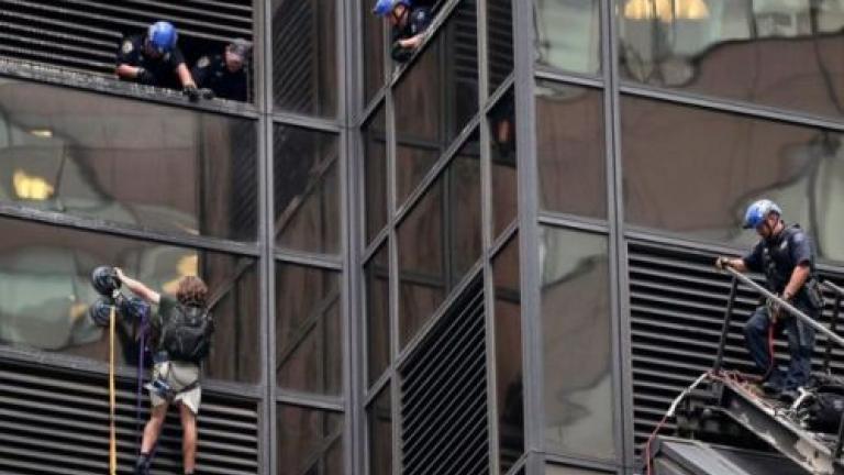 Σκαρφάλωσε με βεντούζες σε ουρανοξύστη για να συναντήσει τον Τραμπ! Video, φωτό