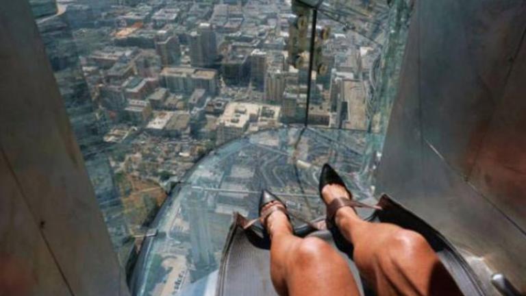Θα μπαίνατε σε αυτή την γυάλινη τσουλήθρα στον 70ο όροφο;