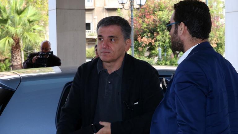 Σε εξέλιξη η κρίσιμη συνάντηση Τσακαλώτου - Τρόικα