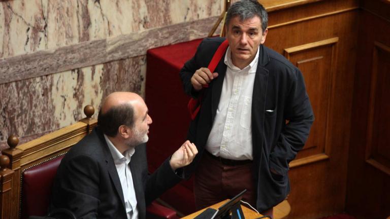 Κατεδάφισαν το αφορολόγητο στα 8.636 ευρώ με μεταμεσονύχτια τροπολογία – Έκθετος ο Τσακαλώτος