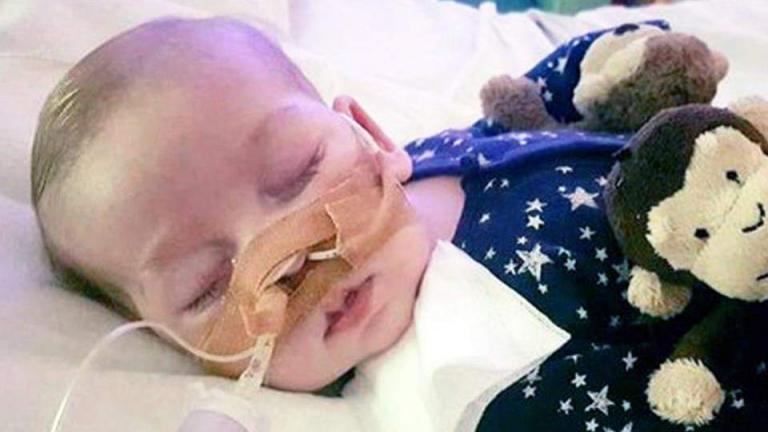 Μια συγκινητική ιστορία για τον μικρό Τσάρλι που χρειάζεται τραχειοσωλήνα για να αναπνέει, δεν βλέπει, δεν ακούει και δεν μπορεί να καταπιεί