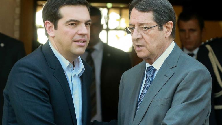 Οι δύο ηγέτες ανταλάσσουν απόψεις ενόψει της συνέχισης της διάσκεψης για το Κυπριακό