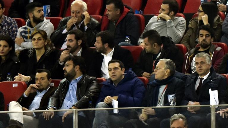 τα αποδυτήρια της εθνικής ομάδας ποδοσφαίρου, αμέσως μετά την λήξη του αγώνα με την Βοσνία βρέθηκε χθες το βράδυ ο πρωθυπουργός, Αλέξης Τσίπρας.