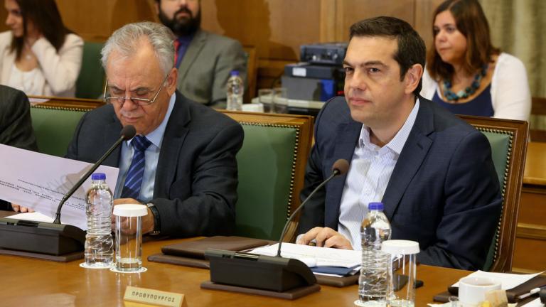 Μαξίμου: «Αλλάζουμε το θεσμικό πλαίσιο, ικανοποιούμε τις κοινωνικές ανάγκες, ρυθμίζουμε εκκρεμότητες που λίμναζαν για χρόνια, ξαναχτίζουμε το κοινωνικό κράτος»