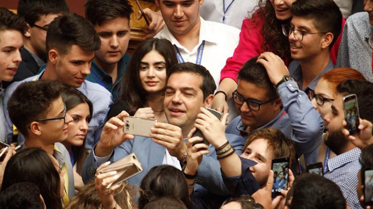 "Βροχή" οι selfies Τσίπρα-μαθητών στη Βουλή των Εφήβων