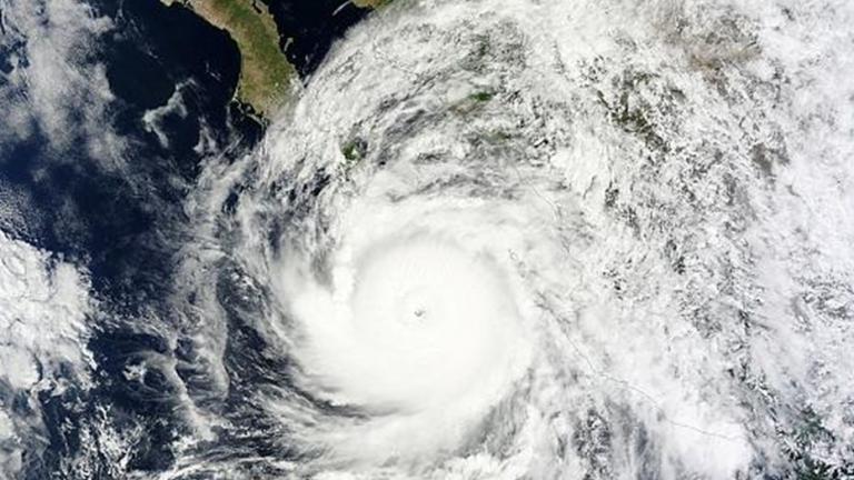 Ο τυφώνας Νικόλ κατευθύνεται προς τις Βερμούδες, με ταχύτητα ανέμων 215 χλμ., την ώρα