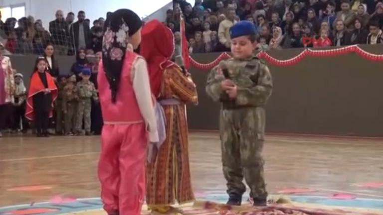 Έβαλαν παιδιά νηπιαγωγείου με στολές και ψεύτικα όπλα να αναπαραστήσουν το πραξικόπημα του Ιουλίου (ΒΙΝΤΕΟ) 