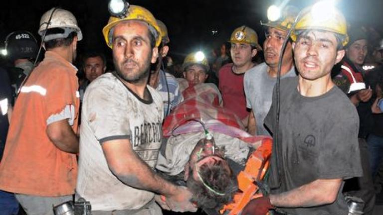 Μεγάλη επιχείρηση για τη διάσωση δεκάδων εγκλωβισμένων εργατών σε ορυχείο χαλκού που κατέρρευσε το βράδυ της Πέμπτης έχει στηθεί από τις τουρκικές αρχές.
