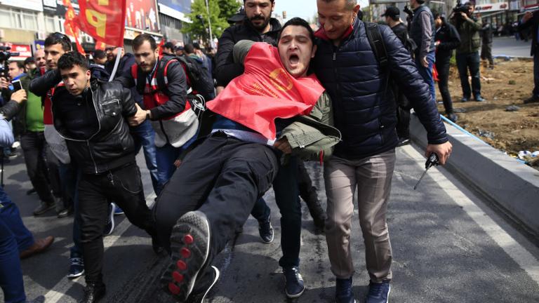  Τουρκία: Η αστυνομία χρησιμοποίησε δακρυγόνα για να διαλύσει διαδηλωτές της Πρωτομαγιάς στην πλατεία Ταξίμ  
