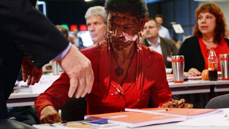Επίθεση με τούρτα στο πρόσωπο δέχτηκε η αντιπρόεδρος του Die Linke