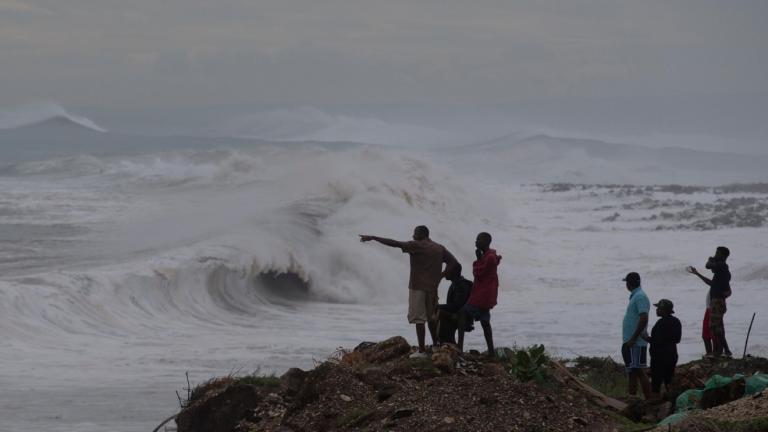 Ο τυφώνας Μάθιου τρέπει τους Αμερικανούς σε φυγή από τα παράλια και σε συγκέντρωση ειδών πρώτης ανάγκης